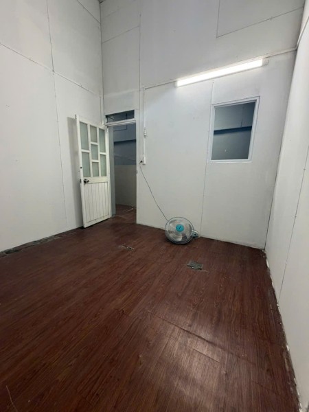 Phòng cửa sổ trần cao thoáng mát, tầng 1. (Máy lạnh +200k)Có chỗ để xe free 1xe, giờ giấc tự do