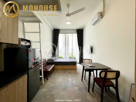 Căn duplex co TV. Ban công thoáng mát có nhiều anh sáng tự nhiên.