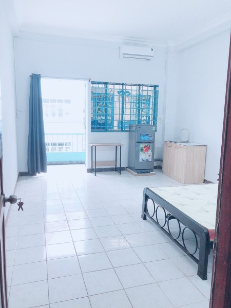 Phòng ngay mặt tiền có ban công. Tại 65 bàu cát 2. Nội thất đầy đủ. Máy lạnh, tủ lanh, máy giặt …….