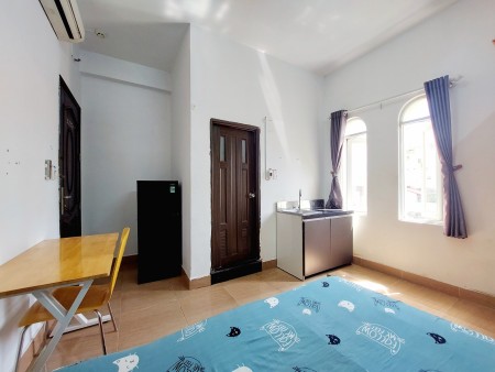 PHÒNG CỬA SỔ LỚN CÓ THANG MÁY GẦN ETOWN CỘNG HÒA