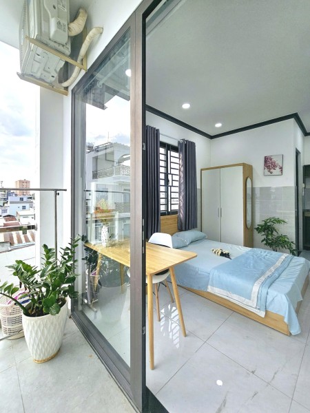 PHÒNG CHO THUÊ FULL NỘI THẤT BAN CÔNG LỚN Ở NGUYỄN GIA TRÍ GẦN FTU, HUTECH, GTVT GẦN NGÃ TƯ HÀNG XAN