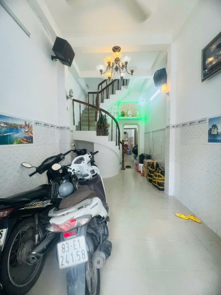 Phòng trọ cho thuê Q10, có máy lạnh, toilet riêng.