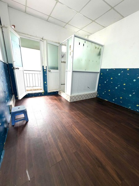Phòng tầng 1 - Cửa sổ - Tolet riêng - Ban công chung thoáng, có sân xe trong nhà, Giờ giấc tự do.