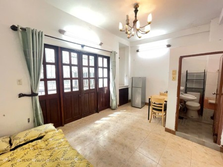 CHO THUÊ PHÒNG 585 SƯ VẠN HẠNH Q10 - KẾ BÊN HUFLIT VÀ VẠN HẠNH MALL, CÓ BAN CÔNG, NỘI THẤT