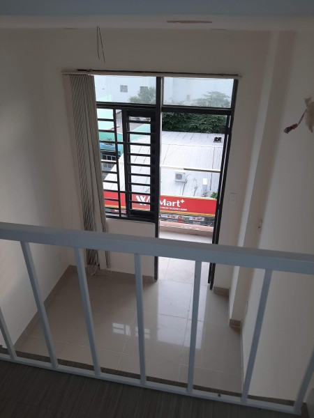 Phòng Duplex ban công lớn, mặt tiền đường 59, thoáng mát, có máy lạnh