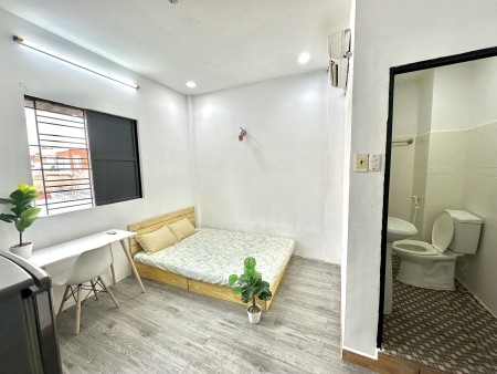Phòng full nội thất cửa sổ Hoàng Sa Q3