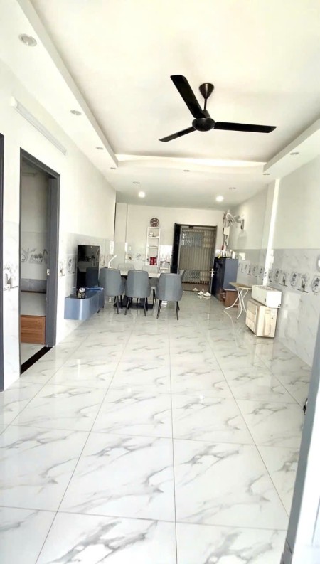 Chung cư Lữ Gia, Quận 11: 75m2, 2p ngủ, máy lạnh, ban công, 10,5tr
