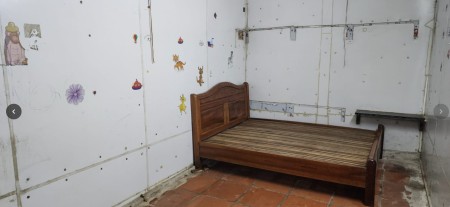 Nhà cấp 4: P khách 20m2, P ngủ 13m2, bếp và vệ sinh