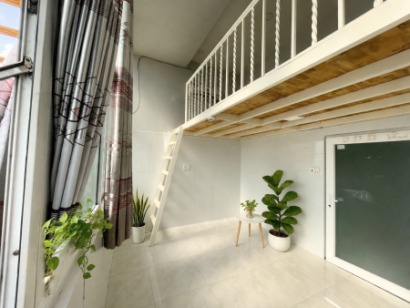 Phòng view cửa sổ thoáng mát, gác cao ngay SPKT, VINCOM VÕ VĂN NGÂN