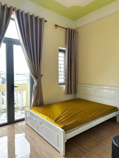 Phòng mới sạch sẽ có ban công . full nội thất giá tốt