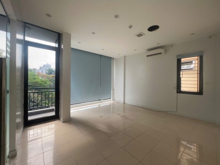 Cho thuê nhà mặt phố Nguyễn Đình Hoàn - Mặt phố kinh doanh - 5.5 tầng x 55m2