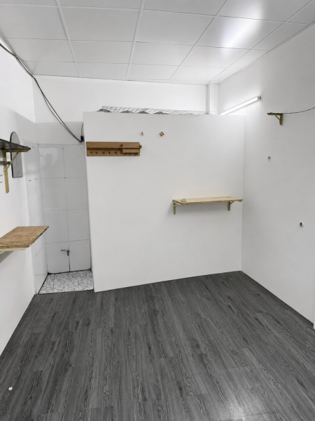 Phòng trọ có máy lạnh, máy nước nóng, toilet riêng, có khu để xe, tự do giờ giấc, an ninh, yên tĩnh.