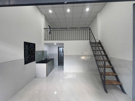  CHO THUÊ PHÒNG SÁT SUỐI TIÊN, KHU CNC - PHÙ HỢP GIA ĐÌNH, CÓ GÁC VÀ MÁY LẠNH