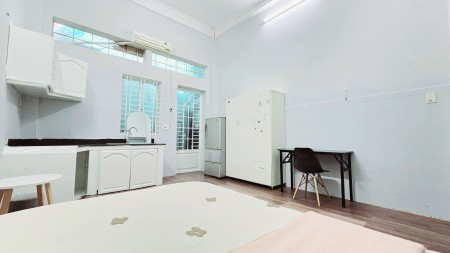 Sale sốc !!! phòng full nội thất hơn 35m2, khu WC, máy giặt riêng tách phòng, cửa sổ trời !!