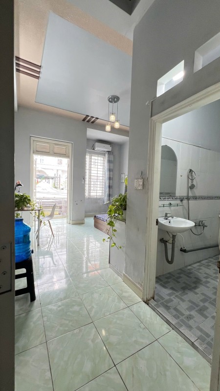 Chính chủ cho thuê phòng ban công lầu 1 thông thoáng đầy đủ nội thất