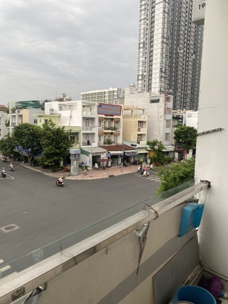 Phòng chính chủ, view ban công ngay ngã tư