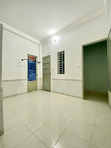 Phòng trống, cửa sổ thoáng, tủ bếp & wc riêng, Gần ĐH Văn Lang cs3 & ĐH Công Nghiệp