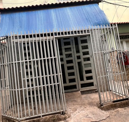 Cho nữ/vợ chồng thuê phòng 20 m², thoáng mát, tường bê tông cao 3,5m, WC riêng, sân rào riêng 1,3m.