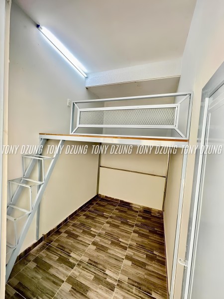 PHÒNG CÓ GÁC & MÁY LẠNH & CỬA SỔ TRỜI GIÁ HẠT DẺ - ĐI BỘ 5 PHÚT TỚI IUH - GẦN CHỢ GV