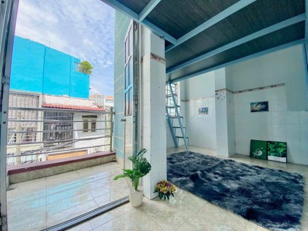 PHÒNG BAN CÔNG & CỬA SỔ, LẦU 1, RỘNG RÃI NGAY ĐH CÔNG NGHIỆP CS1 - ĐH GIA ĐỊNH VÀ CÔNG VIÊN GIA ĐỊNH