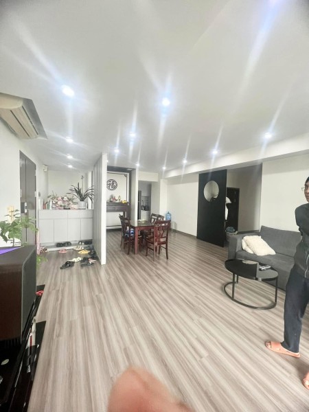 Cho thuê chung cư Oriental Plaza, Âu Cơ- 2PN, nội thất cơ bản giá 11tr/tháng