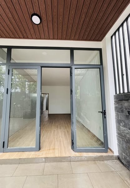 Cho thuê tầng trệt Cát Lái gần citihome, DT 50m2 gồm 1PN 1PK 1 tách bếp sân sau Giá 7tr có máy lạnh,