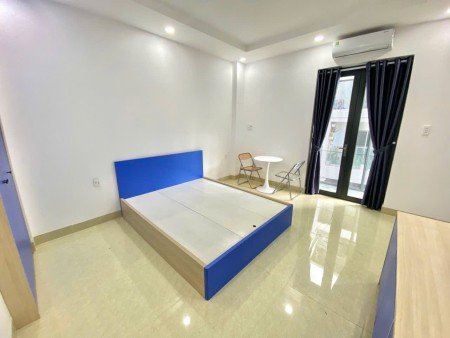 Phòng ban công lớn, máy giặc riêng, nhà thang máy, bếp xa giường ở xvnt gần Hutech, uef, uth,