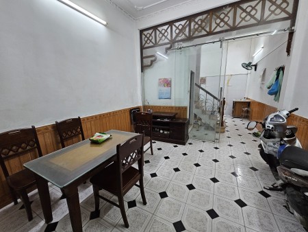 Cho thuê nhà nguyên căn 4 tầng, dt 40m2 tại Thịnh Quang, Đống Đa, Hà Nội.