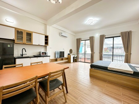 Phòng ban công full nội thất ngay Học Viện Hàng Không_Greenwich Cộng Hoà