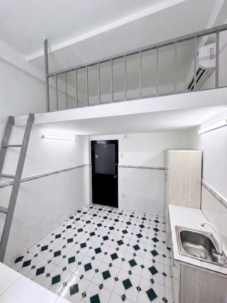 Phòng rộng rãi, gác lửng, máy lạnh, bếp. Gần ĐH Công Nghiệp
