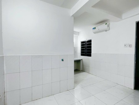 Phòng trọ 23m2 cửa sổ thoáng có máy lạnh ngay Nguyễn Xí gần đại học Văn Lang , UTH khu dân trí cao