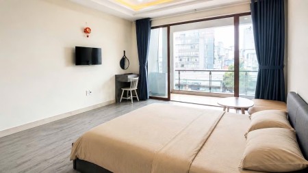 Cho thuê căn hộ có máy giặt riêng, ban công lớn gần ngã tư hàng xanh .Trung tâm quận Bình Thạnh