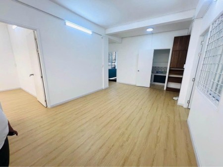 Chung cư 590 Cách Mạng Tháng 8, Quận 3 có 2PN, nhà trống giá 10 Tr/th