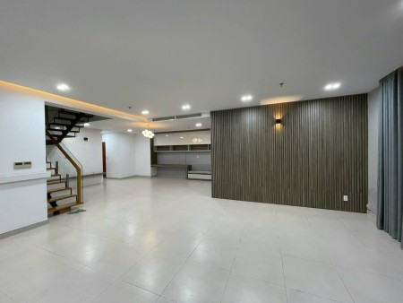 Cho thuê Duplex C/c cao cấp Sky Center, Phổ Quang - Dt: 195m, 3PN giá 21tr/tháng