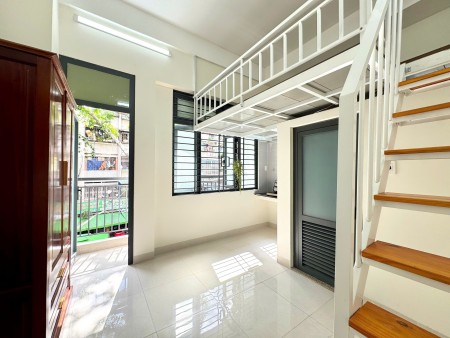 PHÒNG GÁC LỬNG BAN CÔNG CAO CẤP NGAY GẦN CHỢ HOÀNG HOA THÁM