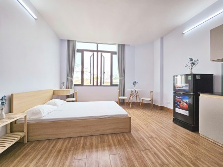 Căn hộ cho thuê ngay tại khu vực hàng xanh có cửa sổ - Ung Văn Khiêm - Bình Thạnh