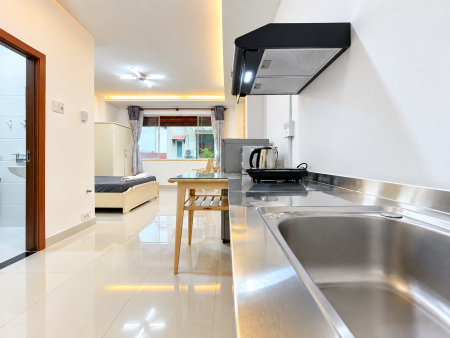 Phòng đầy đủ nội thất, có bếp riêng và cửa sổ lớn. Khu an ninh cao, số lượng phòng ít, yên tĩnh