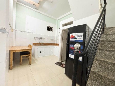 Nhà riêng 1/Phan Đình Phùng (98,2m2) có sẵn nội thất, 2PN, ban công, giá 14.5tr/th