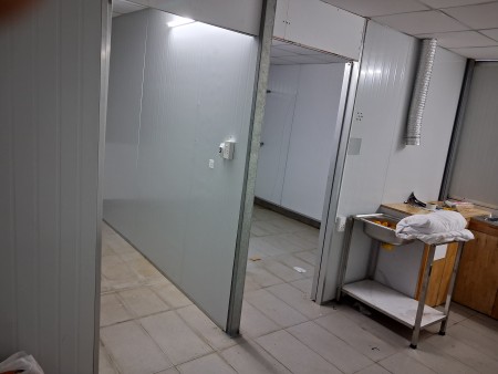 Căn hộ rộng có hai phòng ngủ trên sân thượng giá rẻ