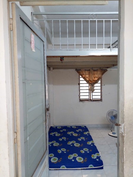 Phòng cho thuê thoáng mát an ninh tốt yên tĩnh, tiện nghi: tủ lạnh, nệm, quạt...