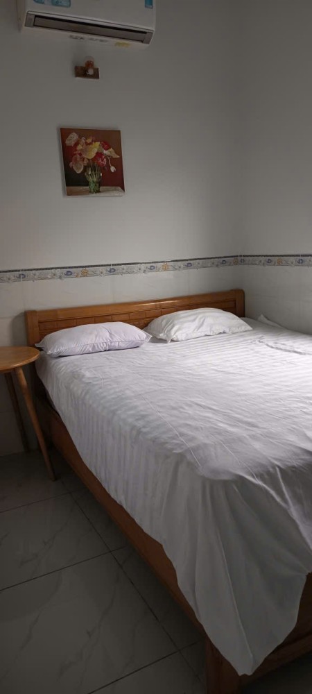 Room for rent—clean and airy. Cho thuê phòng, sạch sẽ, thoáng mát. Khu vực an ninh.