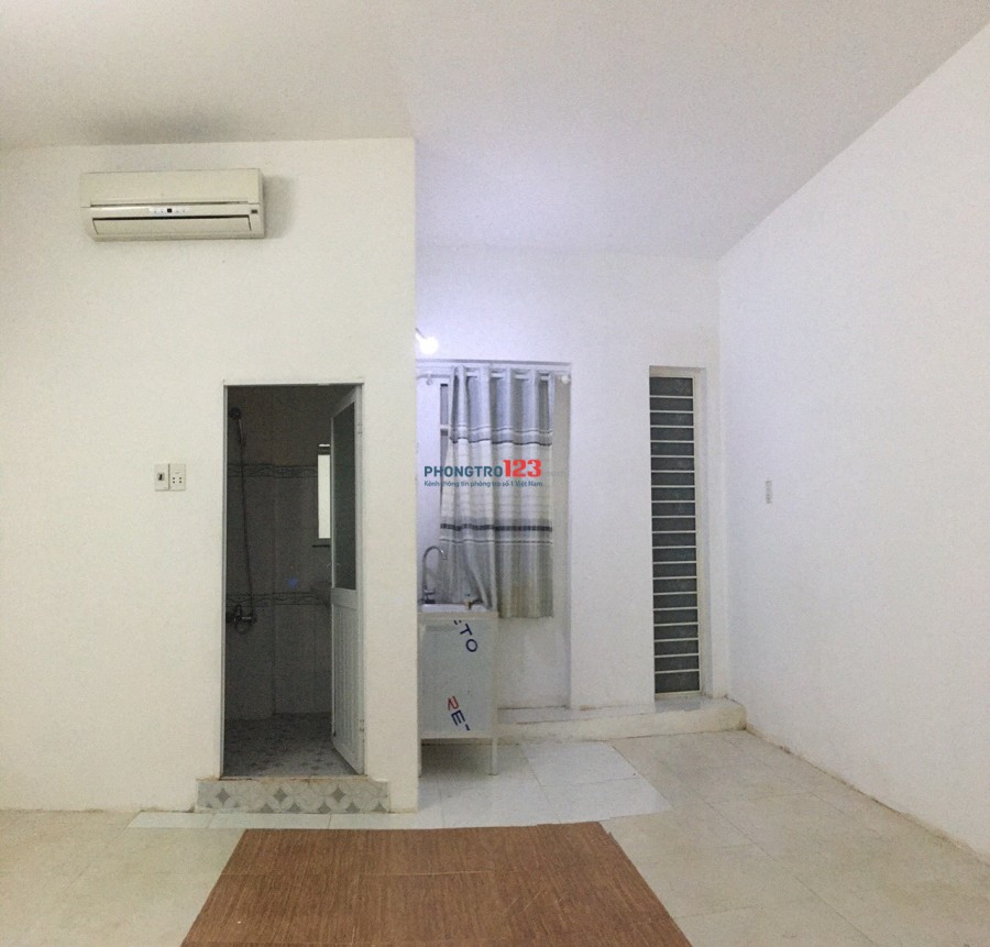 Phòng có nội thất cơ bản, cửa sổ, giờ tự do, BV 24/24 tại KDC Trung Sơn, Giá 4,2tr gần lotte mart Q.7
