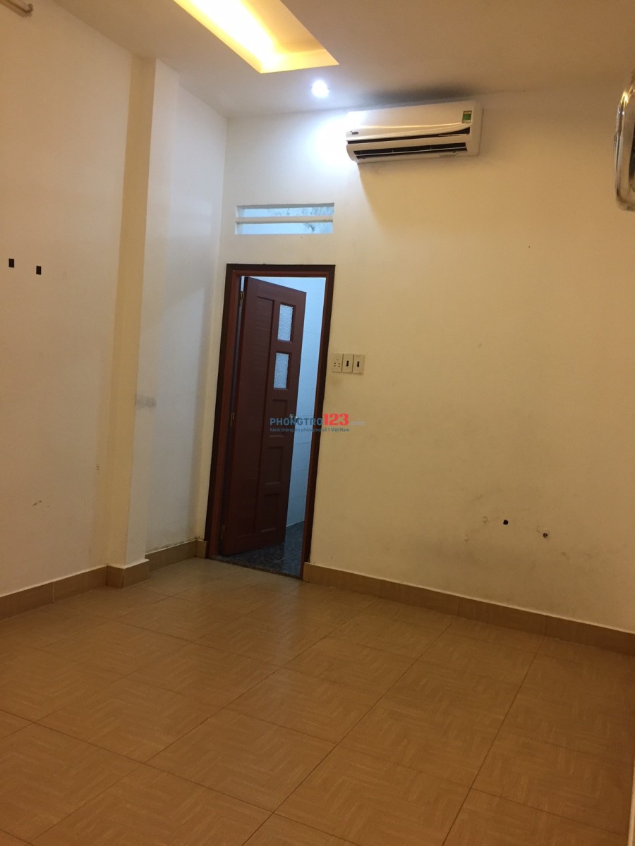Cho thuê phòng có máy lạnh, toilet riêng, mặt tiền đường Trường Chinh, Tân Bình