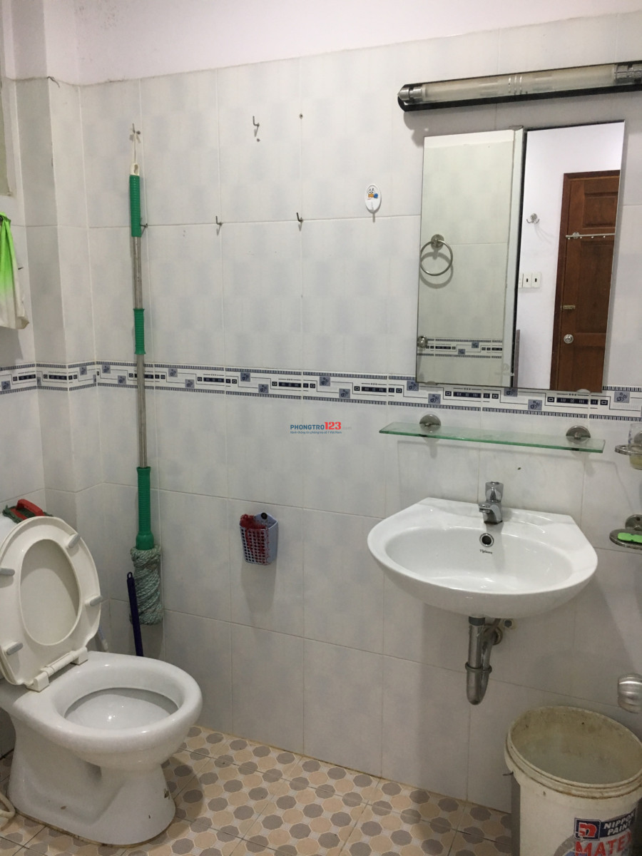 Phòng sạch sẽ, máy lạnh, thoáng mát, dt 20m2 giá 2,9tr/tháng mặt tiền đường Tân Sơn