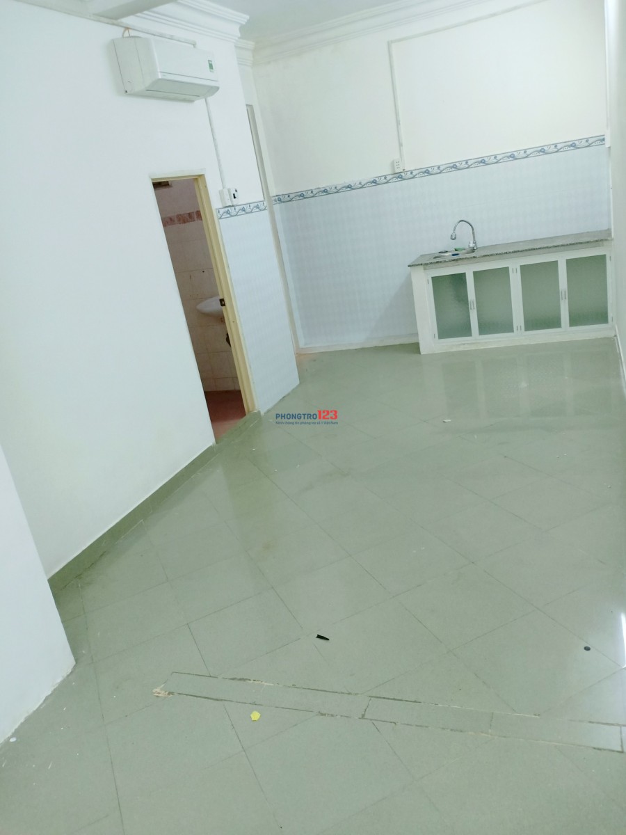 Cho thuê phòng trọ có máy lạnh cách Hutech 800m (không dựng xe máy) cách Pearl Plaza 100m