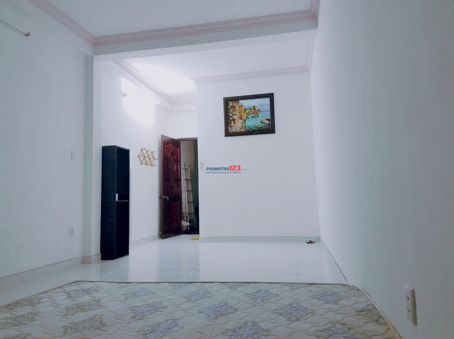 Phòng trọ ngay công viên Hoàng Văn thụ, gần sân bay, DT 40m2