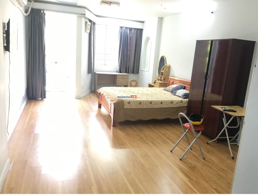 Phòng cho thuê rộng 40m2, rẻ, có nội thất, ban công, Hùng Vương, Quận 5