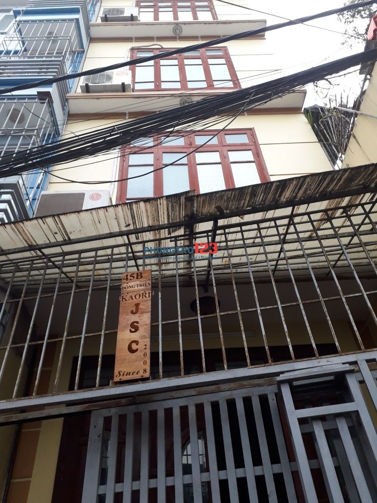 Có phòng cho thuê, nhà 4 tầng, phố Đông Thiên gần chợ Vĩnh Hưng, an ninh tốt, nhà thoáng mát, phòng có tủ để đồ.