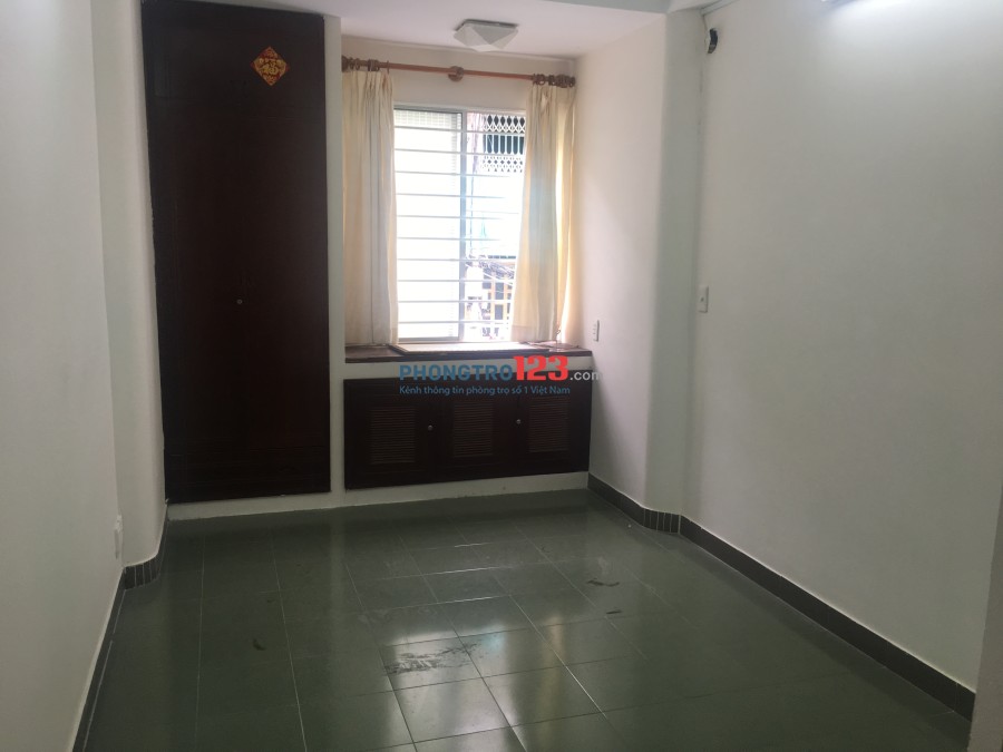 Phòng cho thuê đường Lý Thái Tổ, phòng rộng 35m, giờ giấc tự do, cho để xe trong nhà free