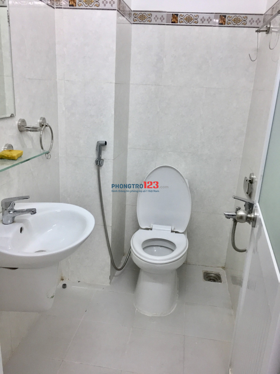 Cho thuê phòng Phú Nhuận, full nội thất, bếp riêng, sân có máy che trước phòng đến 20m2, siêu thoáng